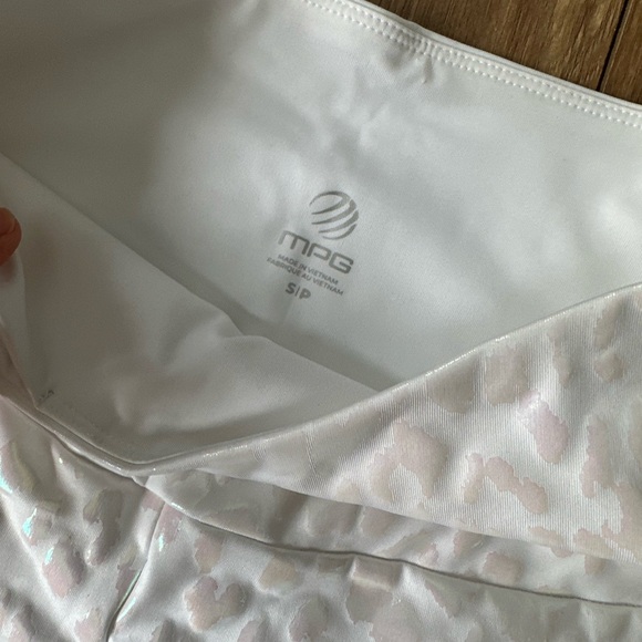 MPG White Cheetah Textured Leggings - Picture 5 of 7